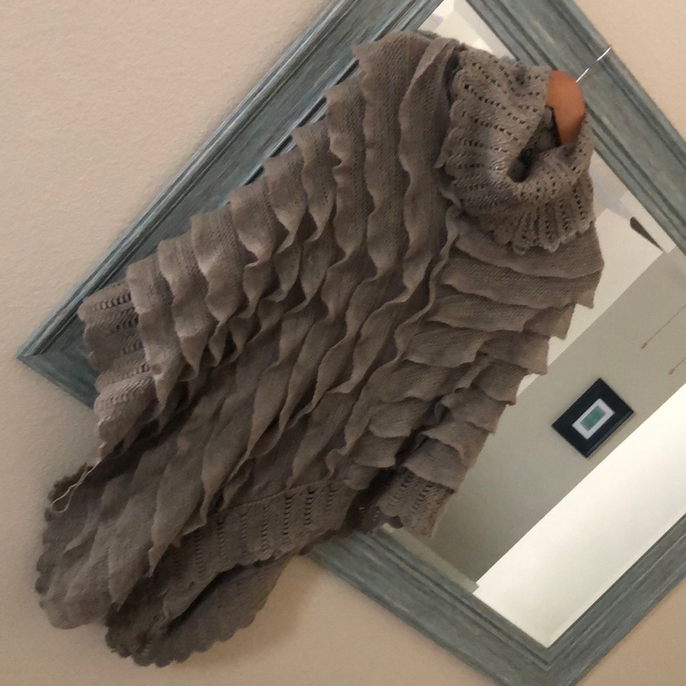 Beautiful turtleneck ruffled poncho, SZ OSFM